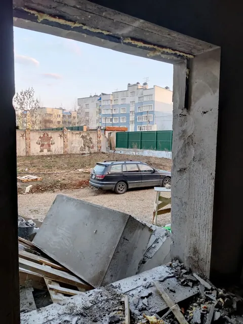 Корончатое алмазное сверление плиты перекрытия установкой алмазного бурения с замкнутым водяным охлаждением