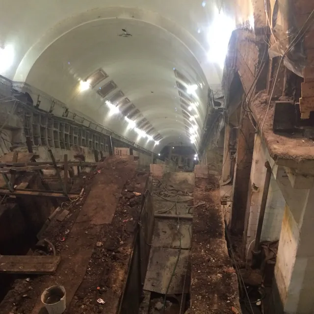 Поэтапный демонтаж железобетонных подэскалаторных балок в наклонном ходе станции метро
