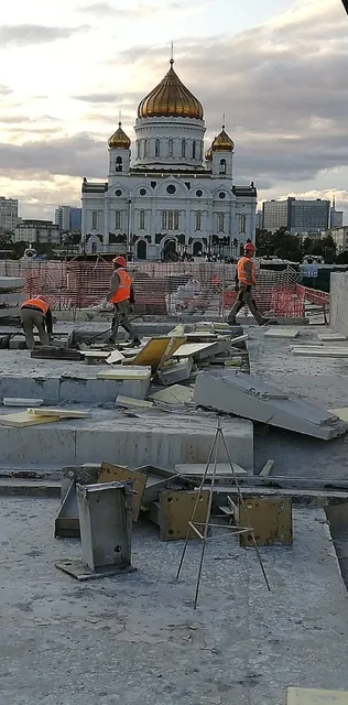Безударный демонтаж железобетонных плит перекрытия и парапетов на набережной в Москве