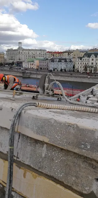 Запасовка алмазного каната через отклоняющие ролики для резки массивной монолитной балки
