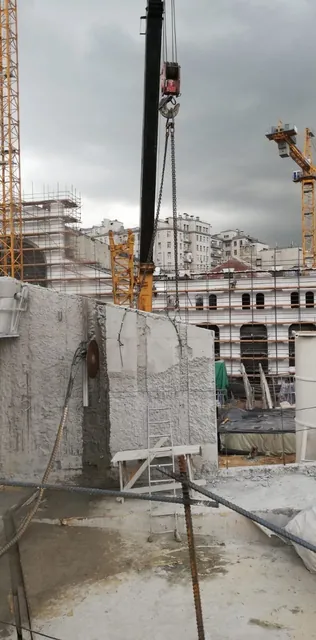 Такелаж и выемка автокраном монолитного железобетонного блока после алмазной резки стены