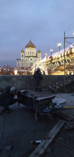 Строповка и подготовка к подъему краном отделенного железобетонного блока на верхнем ярусе