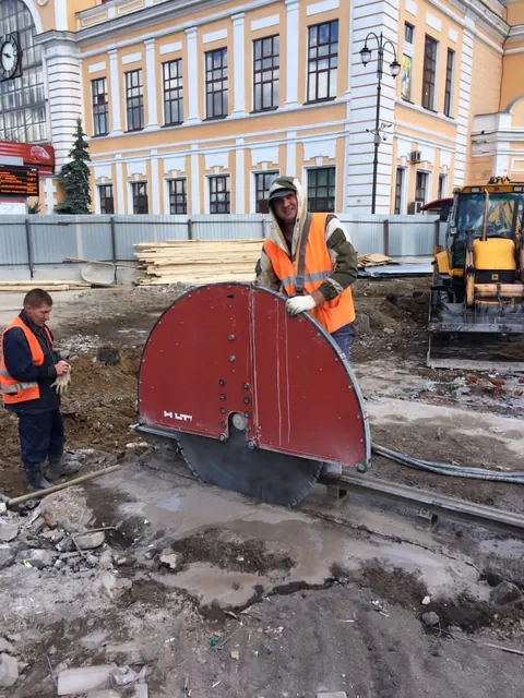 Нарезка технологических швов демонтажа в бетонном основании дисковым нарезчиком швов