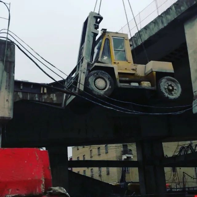 Такелажный подъем вилочного погрузчика автомобильным краном на наклонную железобетонную эстакаду