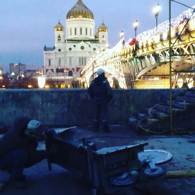Камнерезные работы и прецизионная подгонка гранитных плит парапета на набережной у Патриаршего моста