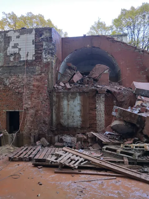 Контролируемый разбор кирпичного цилиндрического свода исторического здания и уборка боя
