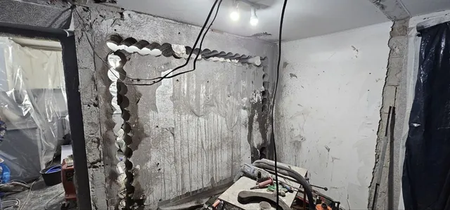 Разделение массивного монолитного фундамента методом строчечного бурения смежных технологических отверстий